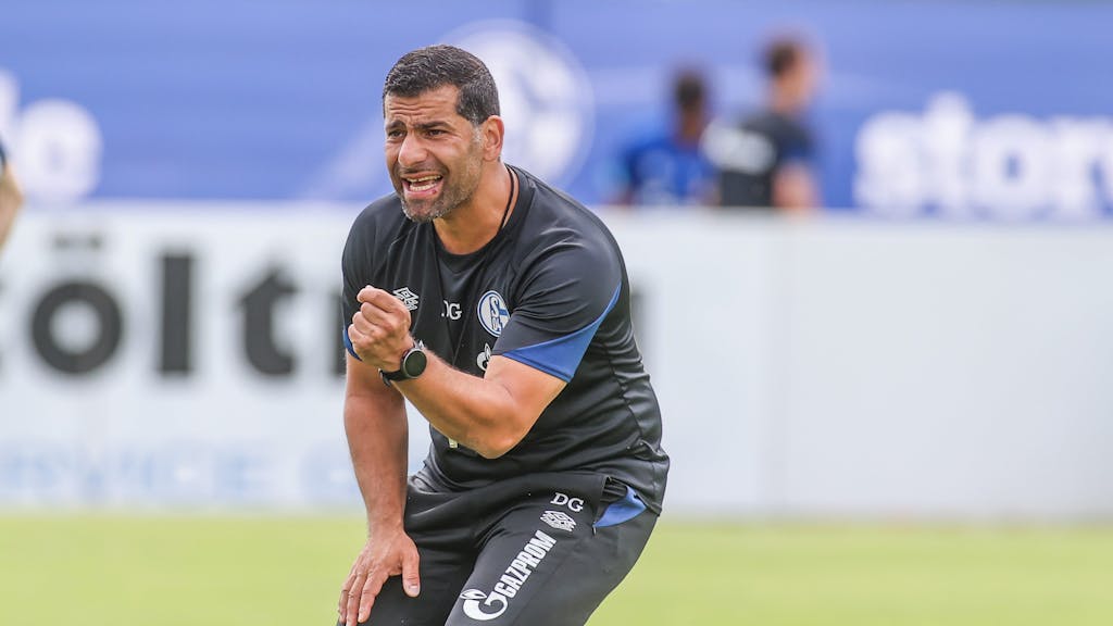 Dimitrios Grammozis leitet das Training von Schalke 04 im Trainingslager.