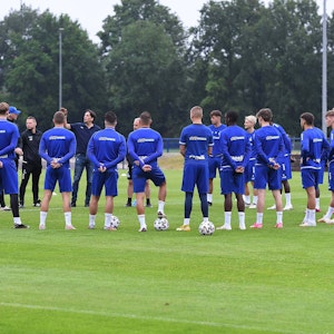 Die Mannschaft des MSV Duisburg bildet im Training einen Kreis.