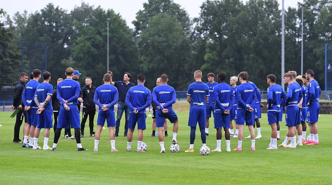 Die Mannschaft des MSV Duisburg bildet im Training einen Kreis.