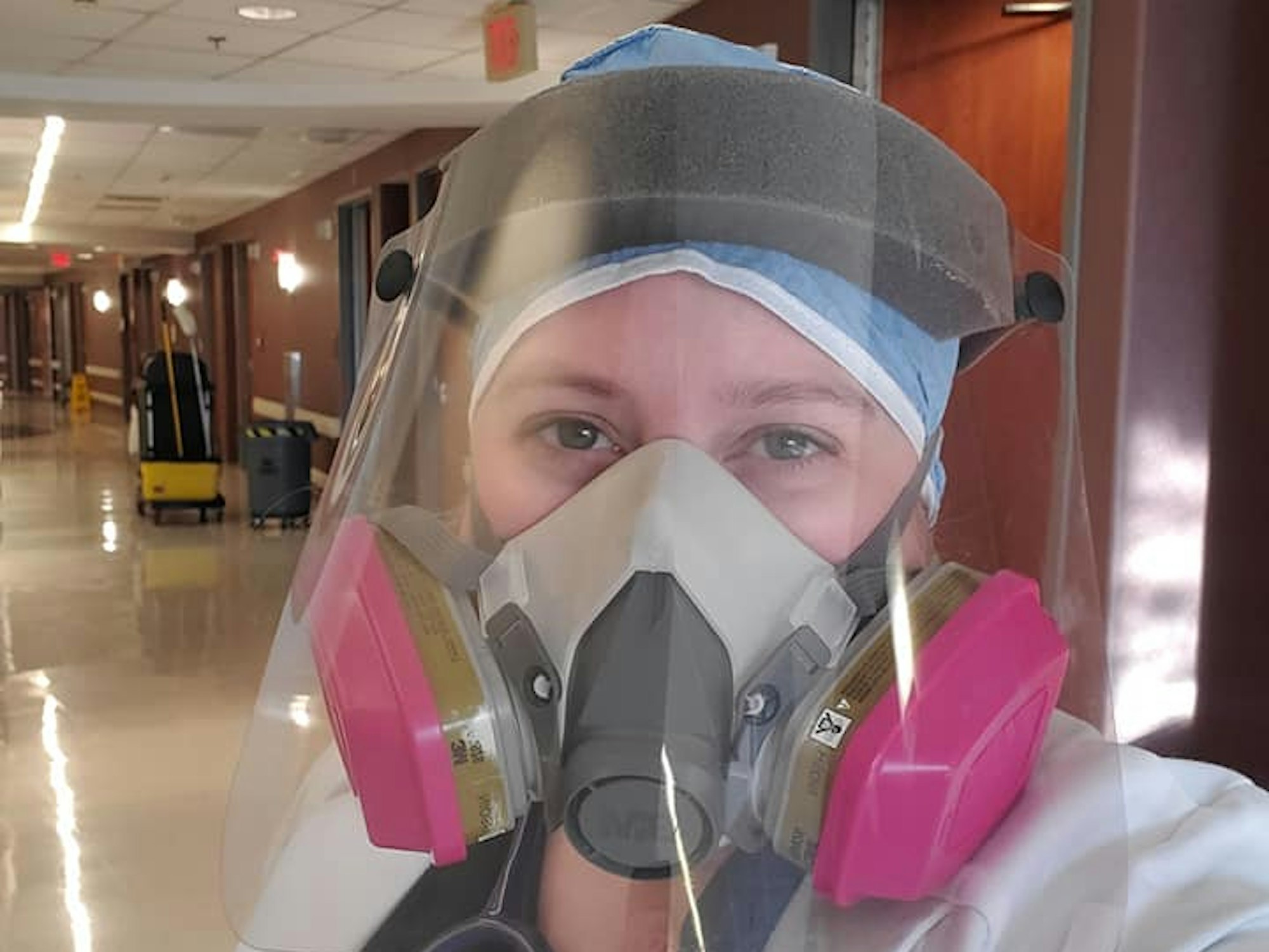 Die Medizinerin Brytney Cobia auf einem Selfie mit Maske und Visier.