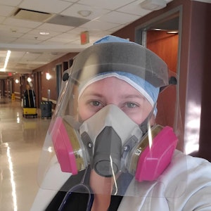 Die Medizinerin Brytney Cobia auf einem Selfie mit Maske und Visier.