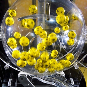 Das Foto zeigt die gelben Eurojackpot-Kugeln im rotierenden Ziehungsgerät mit dem Namen Venus.