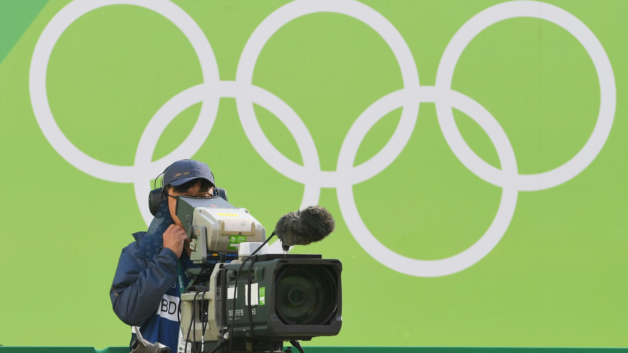 Ein Kameramann filmt bei Olympia 2016 das Achtelfinale im Bogenschießen.