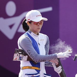 Meng Wei aus China entfernt zwei Patronen nach ihrem Olympia-Einsatz im Schießen.
