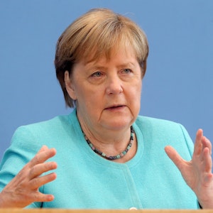 Bundeskanzlerin Angela Merkel (CDU) sitzt in der Bundespressekonferenz und stellt sich den Fragen der Hauptstadt-Journalisten.