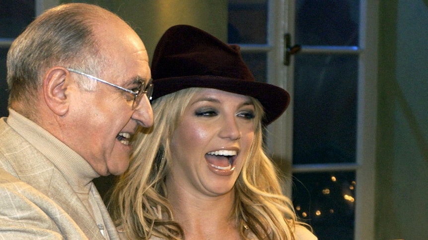 Alfred Biolek präsentiert sich vor der Aufzeichnung von "Boulevard Bio" mit seinem Gast, der Pop-Ikone Britney Spears, am 15. Januar 2002 in Köln.