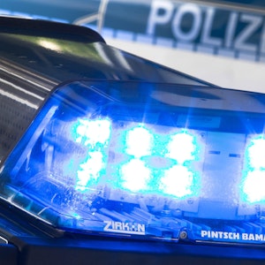 Niedersachsen, Osnabrück: Ein Blaulicht auf dem Dach eines Polizeiwagens.