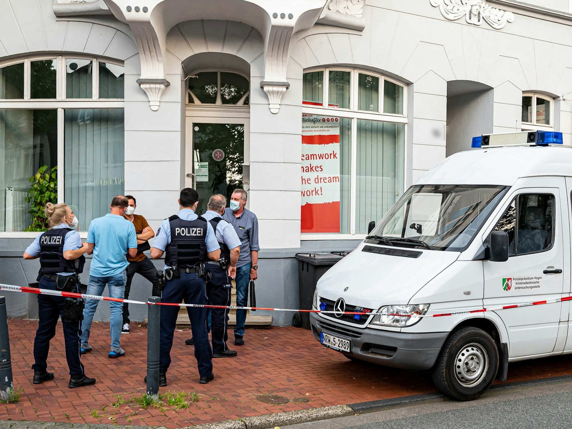 Nach dem mysteriösen Todesfall in einem Treppenhaus in Lüdenscheid hat die Mordkommission Ermittlungen aufgenommen.