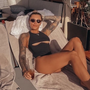 Sophia Thomalla hat auf ihrem Instagram-Account zu Ostern 2021 das Foto gepostet, auf dem sie im Badeanzug auf einer Liege auf der Insel Paros liegt.