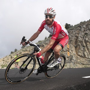Simon Geschke fährt den Mont Ventoux hinunter.