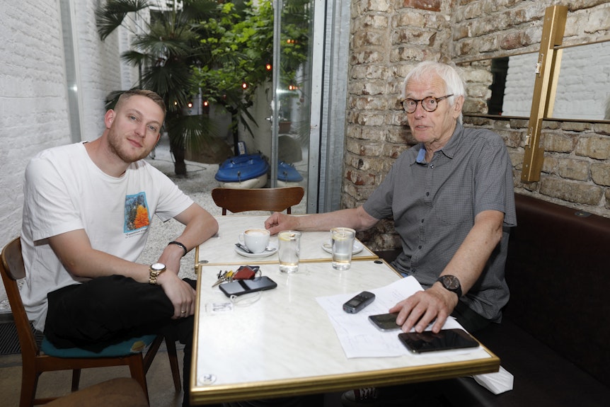 Mo-Torres (links) sitzt mit EXPRESS-Reporter Horst Stellmacher (rechts) am Tisch in einem Café.
