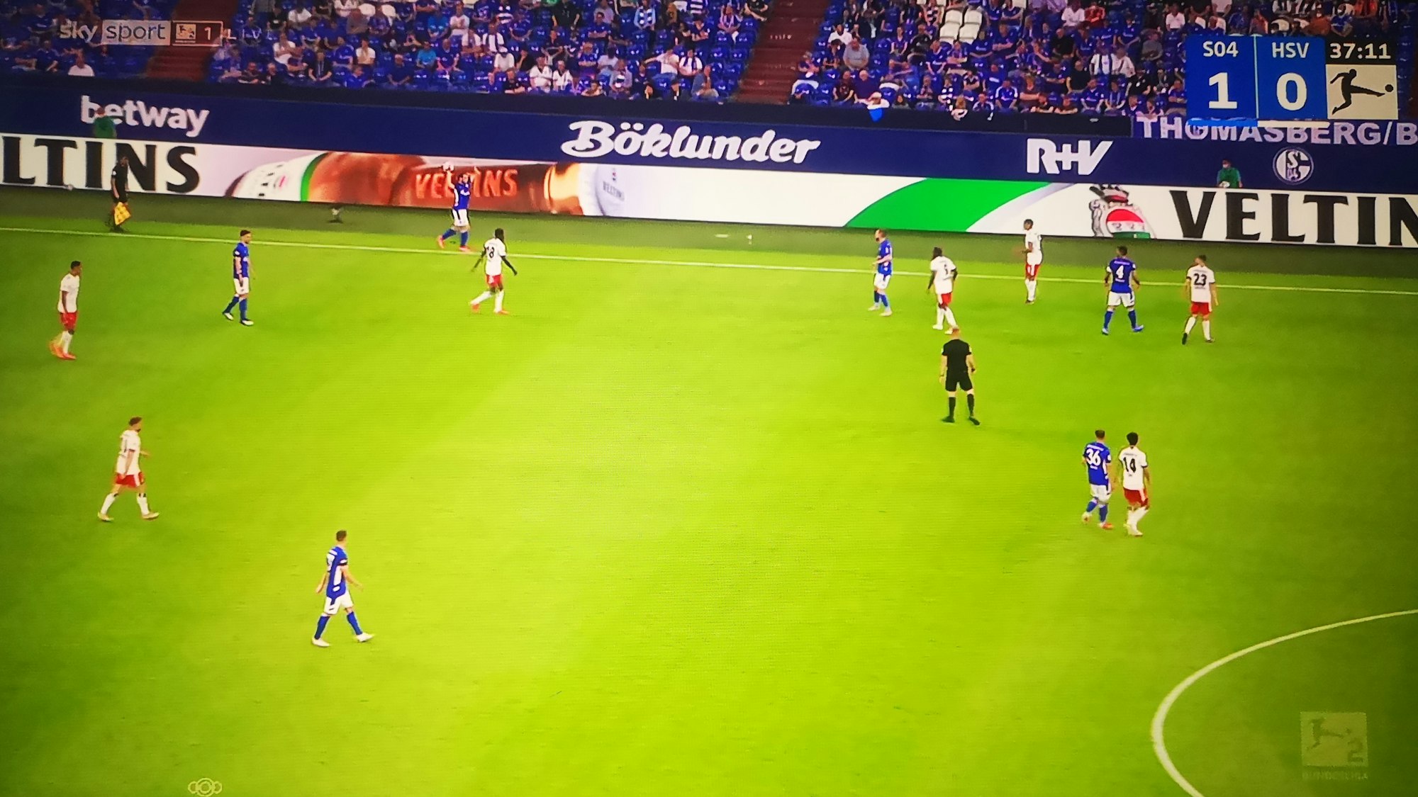TV-Aufnahme eines Einwurfs beim Zweitliga-Spiel zwischen Schalke 04 und dem HSV.