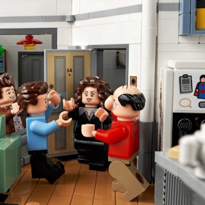 Lego Seinfeld Set, Minifiguren treffen sich an der Wohnungstür. Bild für Lego-Neuheiten im Juli 2021
