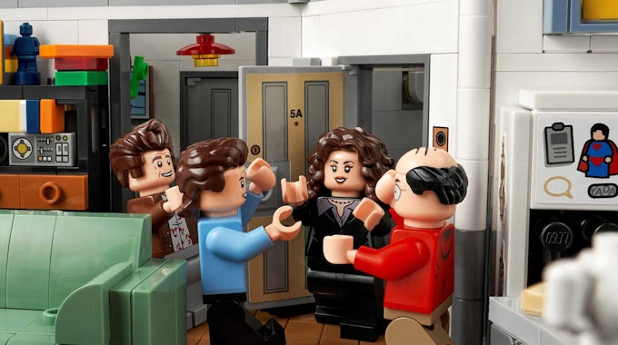 Lego Seinfeld Set, Minifiguren treffen sich an der Wohnungstür. Bild für Lego-Neuheiten im Juli 2021