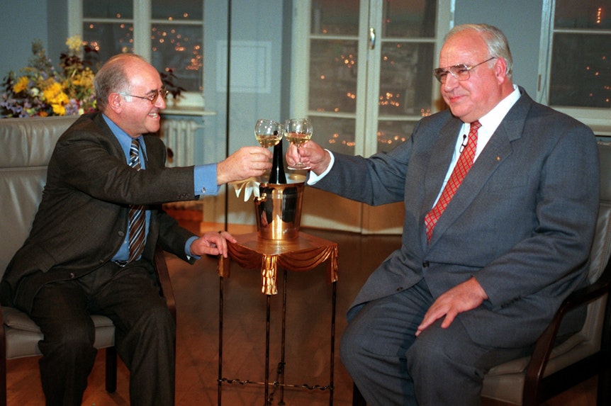 Der damalige Bundeskanzler Helmut Kohl (CDU) prostet in der Sendung "Boulevard Bio" Talkmaster Alfred Biolek zu.
