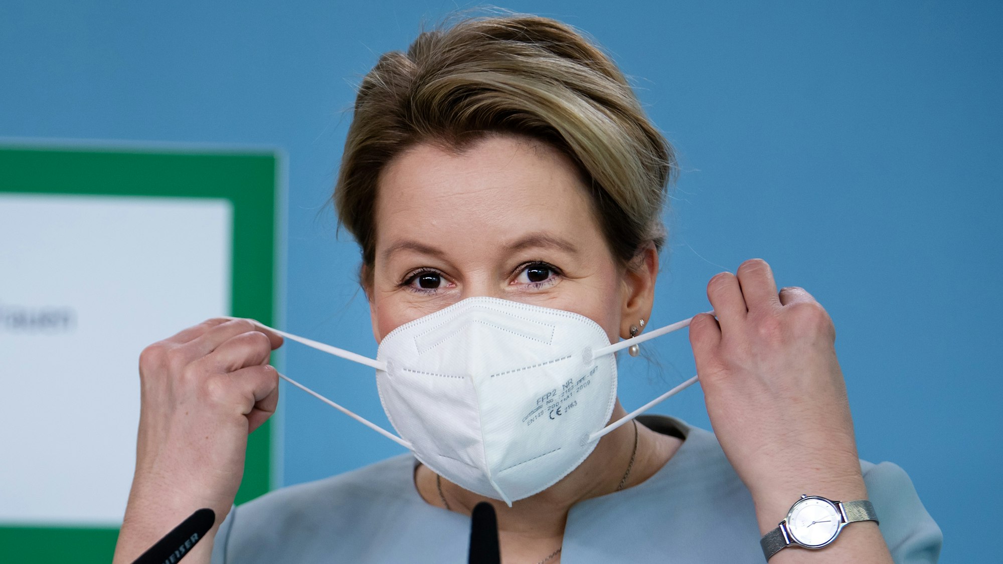 Franziska Giffey (SPD) setzt zu Beginn einer Pressekonferenz zur Vorstellung des neunten Familienberichts mit dem Titel "Eltern sein in Deutschland" ihre FFP2-Maske ab.