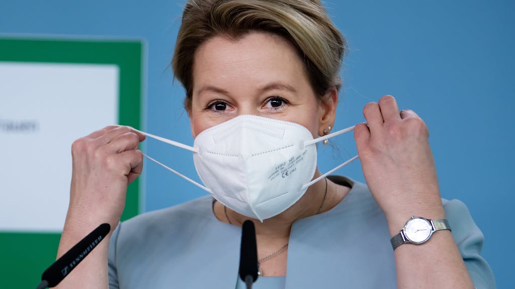 Franziska Giffey (SPD) setzt zu Beginn einer Pressekonferenz zur Vorstellung des neunten Familienberichts mit dem Titel "Eltern sein in Deutschland" ihre FFP2-Maske ab.&nbsp;
