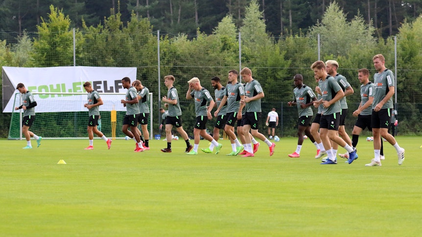 Die Gladbacher Mannschaft beim Warmlaufen für eine Trainingseinheit im Trainingslager am 22. Juli 2021.