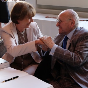 Alfred Biolek reicht Kölns Oberbürgermeisterin Henriette Reker bei der Eintragung ins Gästebuch im Historischen Rathaus der Domstadt die Hand.