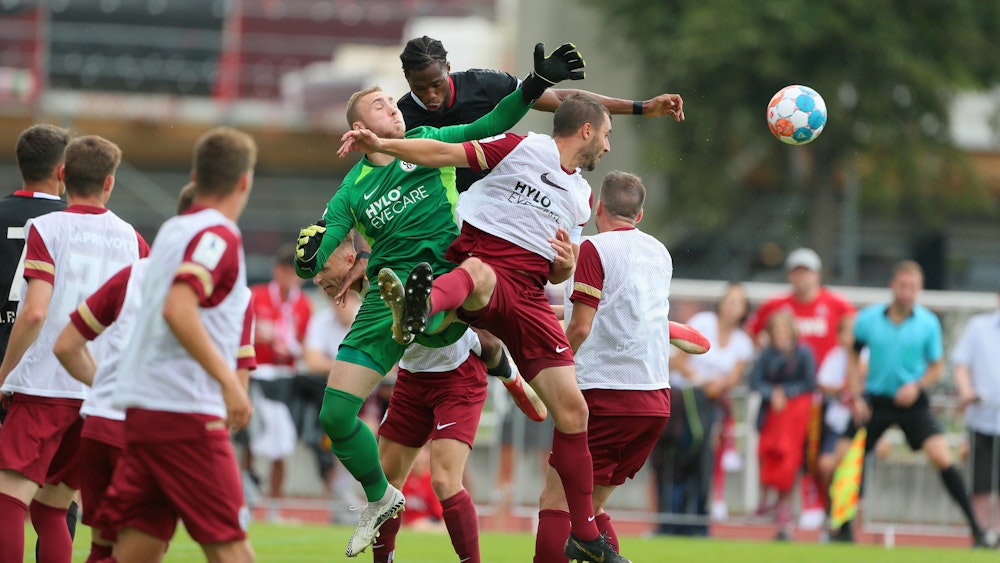 Kingsley Ehizibue vom 1. FC Köln köpft den Ball aufs Tor