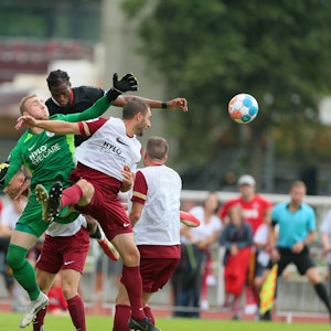 Kingsley Ehizibue vom 1. FC Köln köpft den Ball aufs Tor