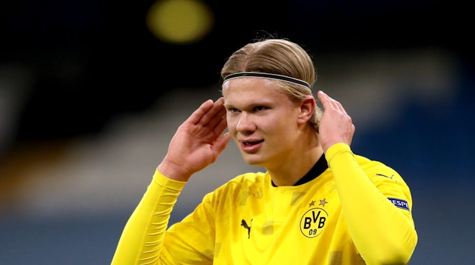 Erling Haaland richtet sein Haarband im Spiel gegen Manchester City