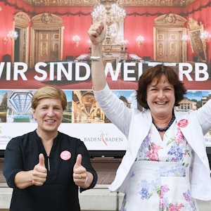 Margret Mergen (r, CDU), Oberbürgermeisterin von Baden-Baden, und Nicole Razavi (CDU), baden-württembergische Ministerin für Landesentwicklung bei einem Public Viewing zur Entscheidung des Unesco-Welterbekomitees.