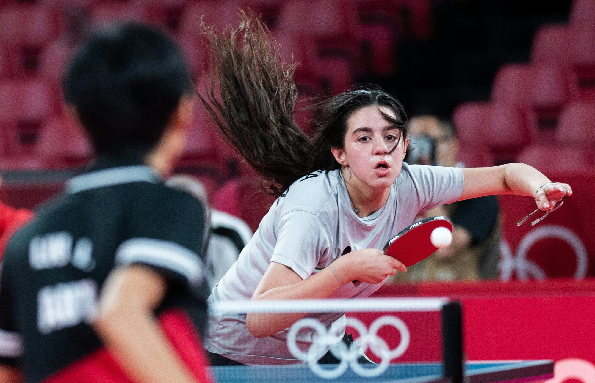 Die syrische Tischtennisspielerin Hend Zaza holt zum Schlag aus.