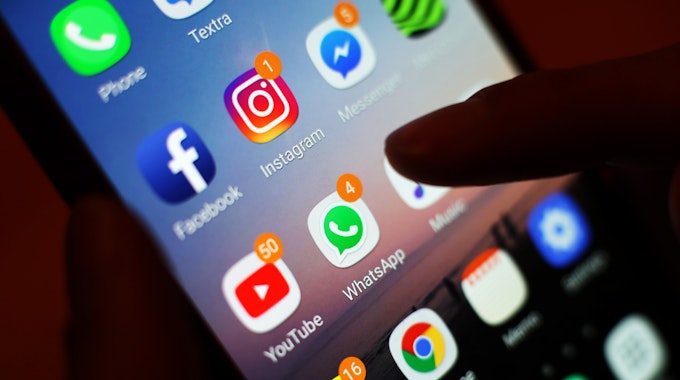 Das Symbolfoto zeigt ein Smartphone mit den verschiedenen Social Media Apps, wie Facebook, Instagram, YouTube und WhatsApp.