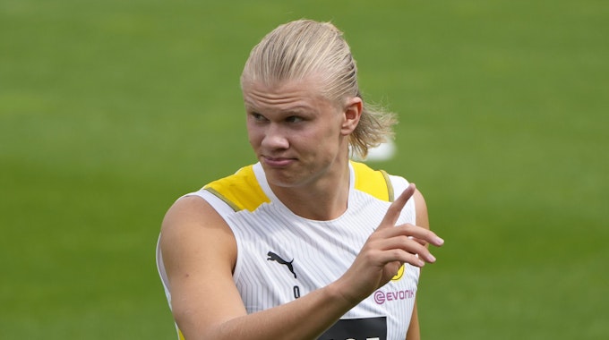 Erling Haaland hebt im Training bei Borussia Dortmund den Finger.