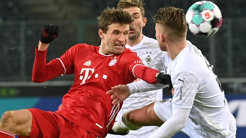 8.01.21: Bayerns Thomas Müller im Duell mit Gladbachs Christoph Kramer und Nico Elvedi.