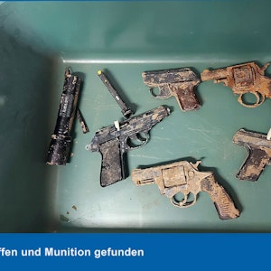 Waffen, die im Katastrophengebiet in den Kreisen Euskirchen und Rhein-Sieg gefunden wurden.