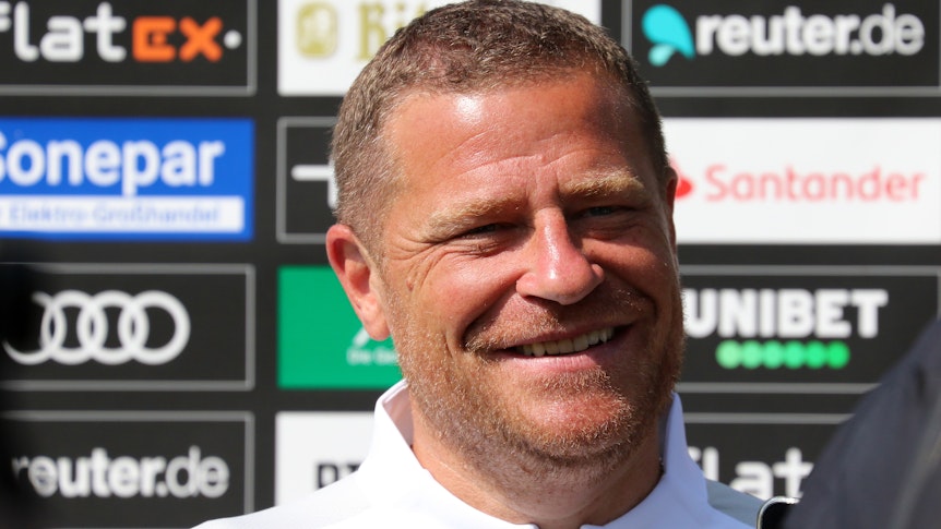 Gladbach-Manager Max Eberl hat zum Ende des Trainingslagers am Freitag (23. Juli 2021) in Harsewinkel ein Update über Borussias Transfer-Aktivitäten gegeben. Auf dem Foto lächelt er freundlich.