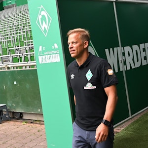 Markus Anfang schaut sich nach seiner Vorstellung, im Weserstadion um.