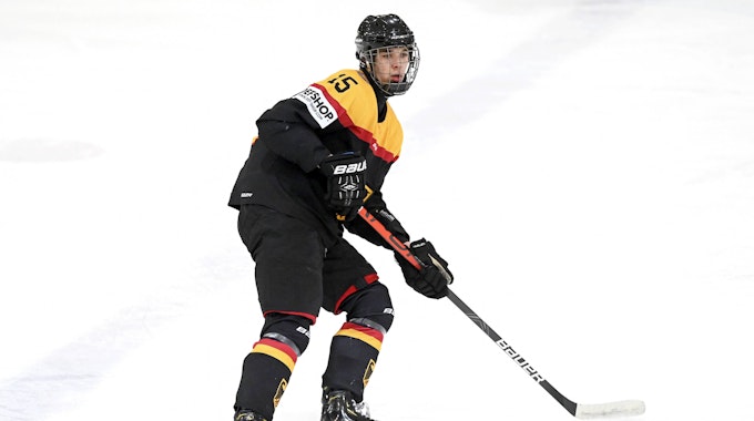 Luca Münzenberger für die deutsche U18-Nationalmannschaft auf dem Eis