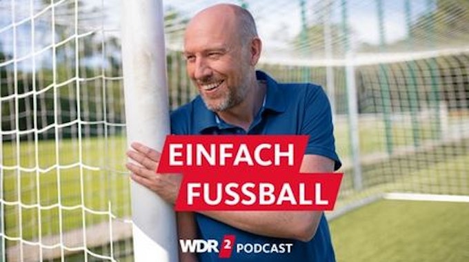 WDR-Moderator Sven Pistor an einem Fußballtor