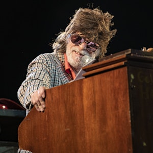 Helge Schneider gibt auf der Berliner Waldbühne ein Konzert. Einen Auftritt in Augsburg hatte er am 23. Juli abgebrochen.