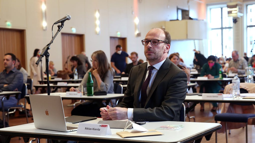 CDU-Politiker Niklas Kienitz in einer Ratssitzung