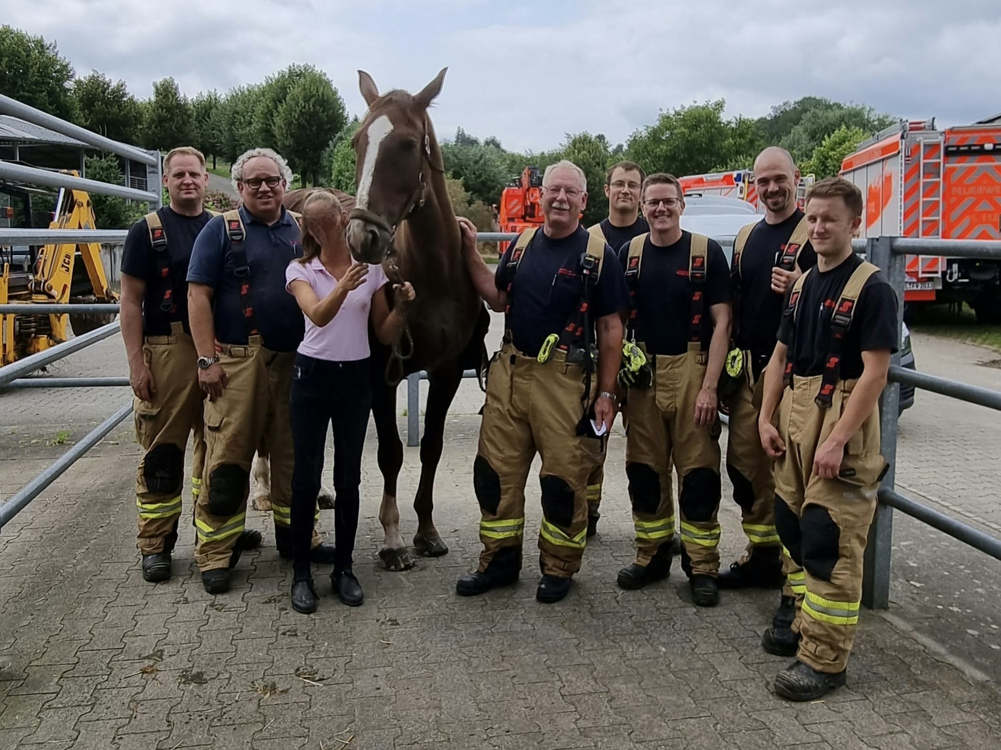 Alles gut gegangen: Die Reiterin, ihr Pferd und die Retter der Feuerwehr Bergisch Gladbach nach dem Unfall.