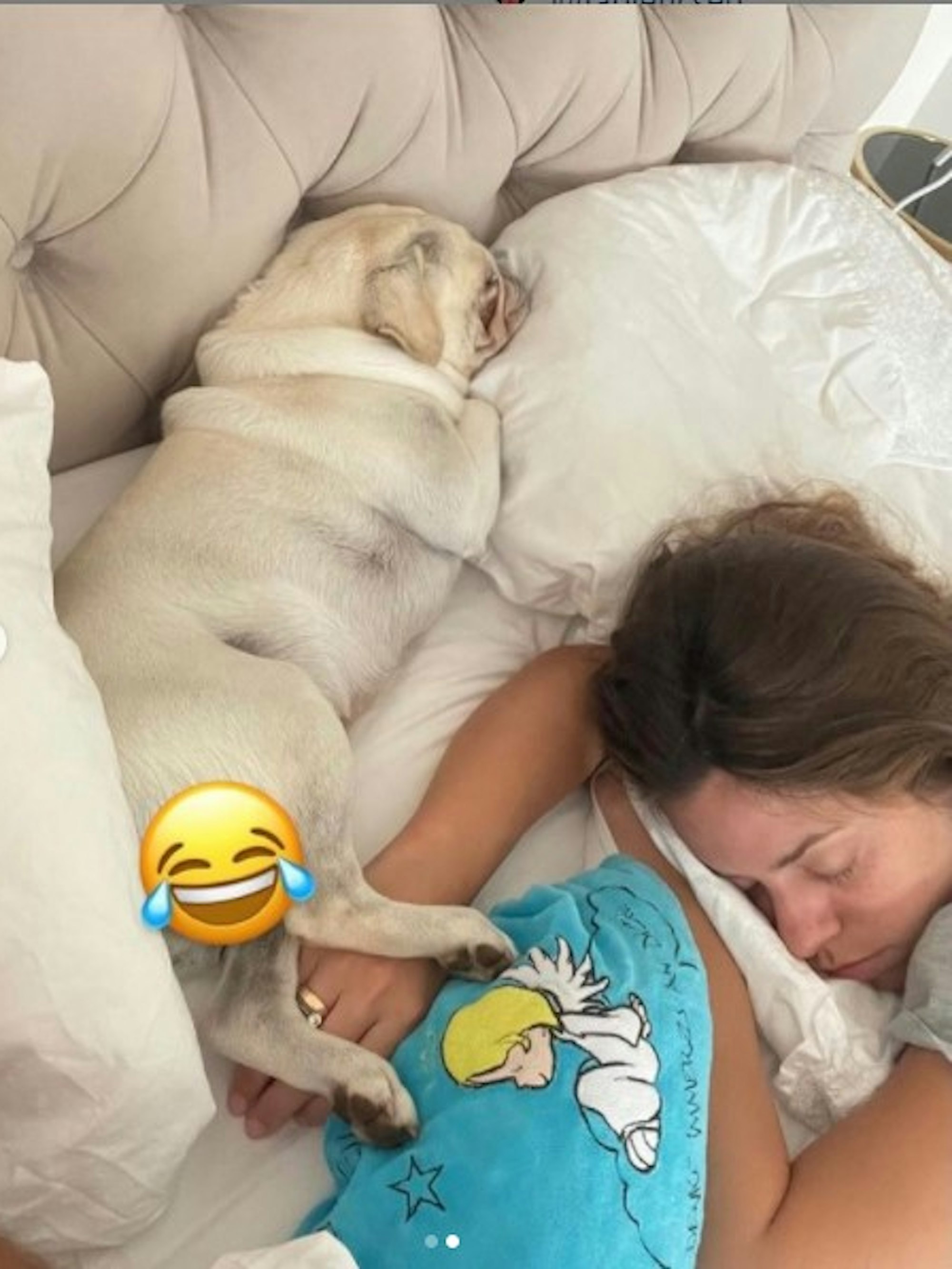 Vanessa Mai hat dieses Foto von sich im Bett am 25. Juli bei Instagram gepostet. Es zeigt sie schlafend mit ihrem Mopsrüden Ikaro.
