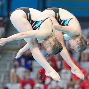 Wasserspringerinnen Tina Punzel und Lena Hentschel bei einem Sprung während des Finales bei den Olympischen Spielen in Tokio.