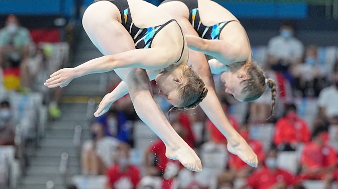Wasserspringerinnen Tina Punzel und Lena Hentschel bei einem Sprung während des Finales bei den Olympischen Spielen in Tokio.