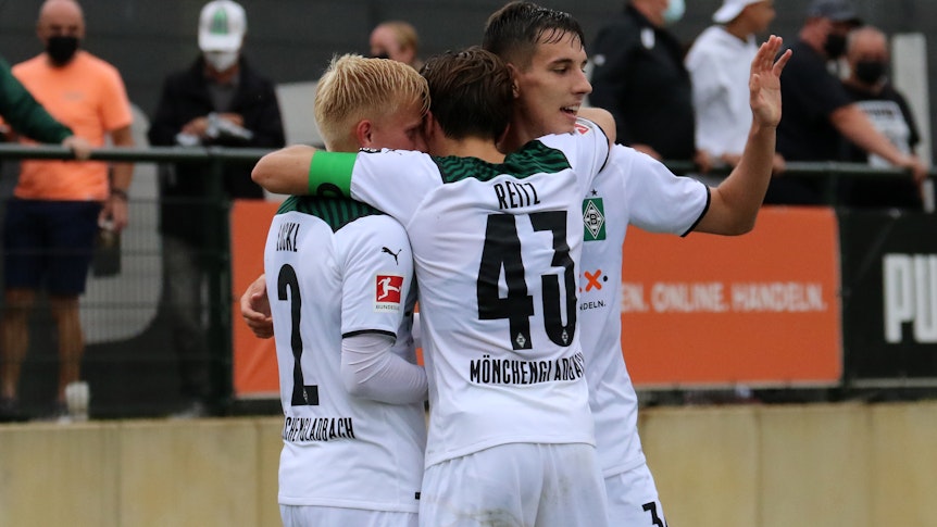 Per Lockl (l.), Rocco Reitz (Mitte) und Conor Noß (r.) bejubeln beim Testspiel gegen den FC Metz am 24. Juli 2021 den Treffer zum 1:0.