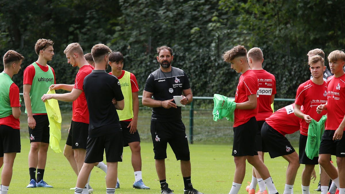Stefan Ruthenbeck trainert die  U-19-Junioren des 1. FC Kölns im Juli 2020 am Geißbockheim.


