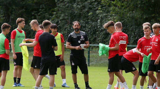 Stefan Ruthenbeck trainert die U-19-Junioren des 1. FC Kölns im Juli 2020 am Geißbockheim.