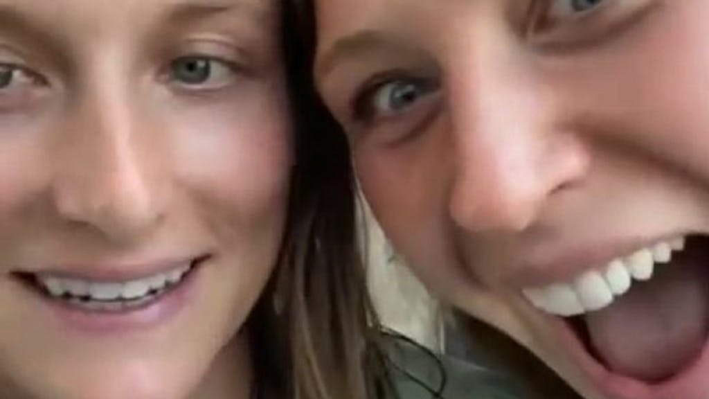 Die deutschen Hockey-Nationalspielerinnen Cécile Pieper (l.) und Nike Lorenz lachen in die Kamera.