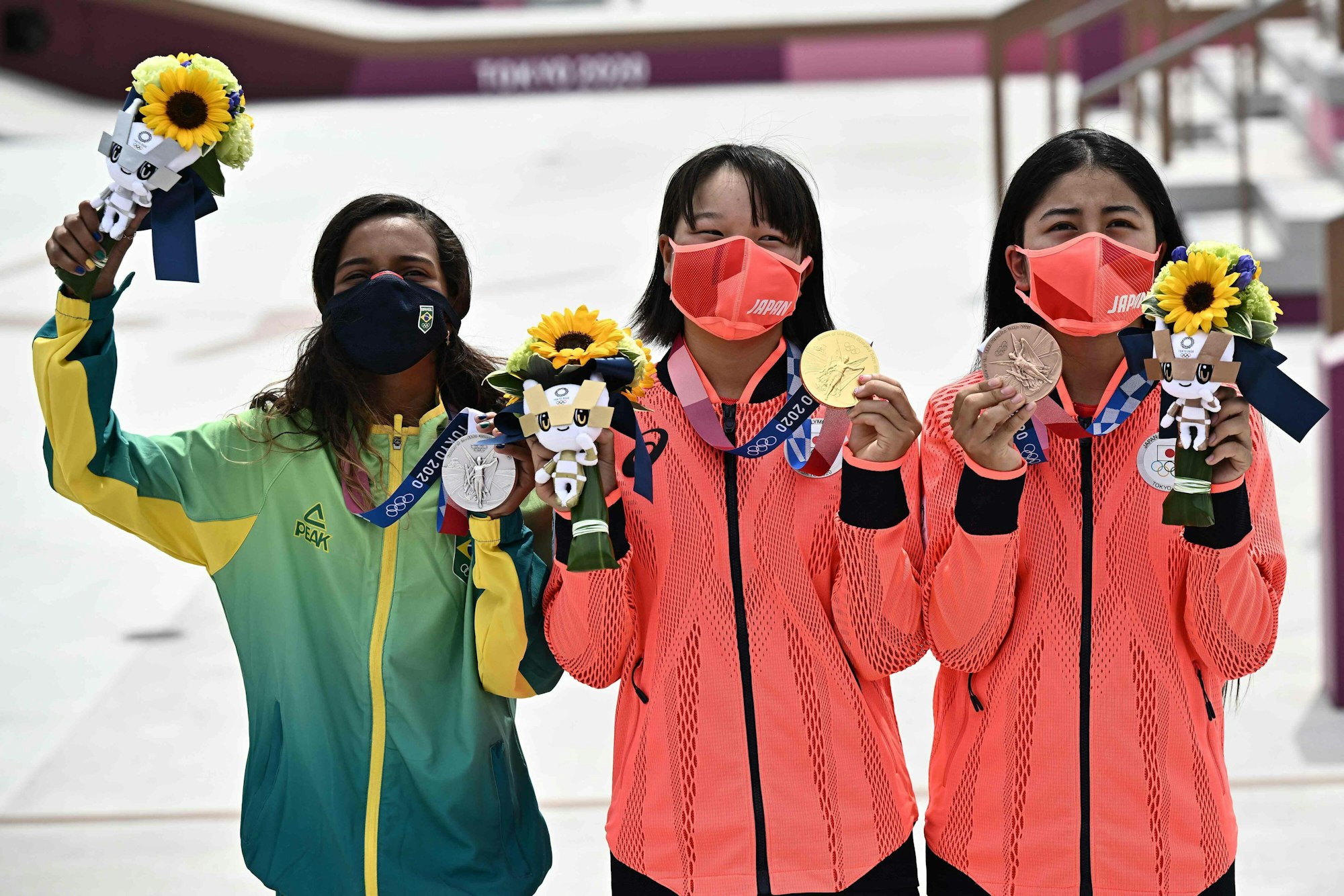 Rayssa Leal, Momiji Nishiya und Funa Nakayama auf dem Podium mit ihren Medaillen in der Hand.