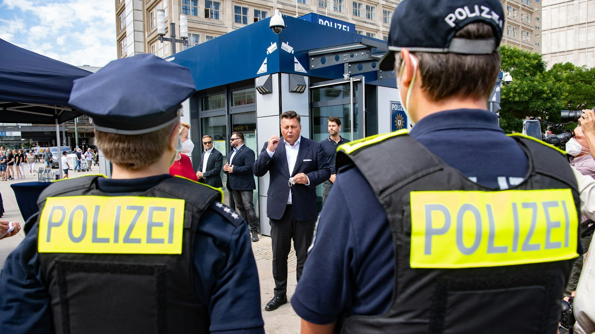 Es gibt einen Rassismus-Skandal bei der Polizei Berlin und der Polizei Freiburg. Auf dem Symbolfoto sind zwei Polizisten zu sehen.