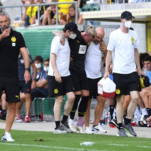 Dortmunds Cheftrainer Marco Rose (l.) muss länger auf Marius Wolf verzichten.