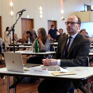 Niklas Kienitz sitzt bei der Ratssitzung im Kölner Gürzenich.